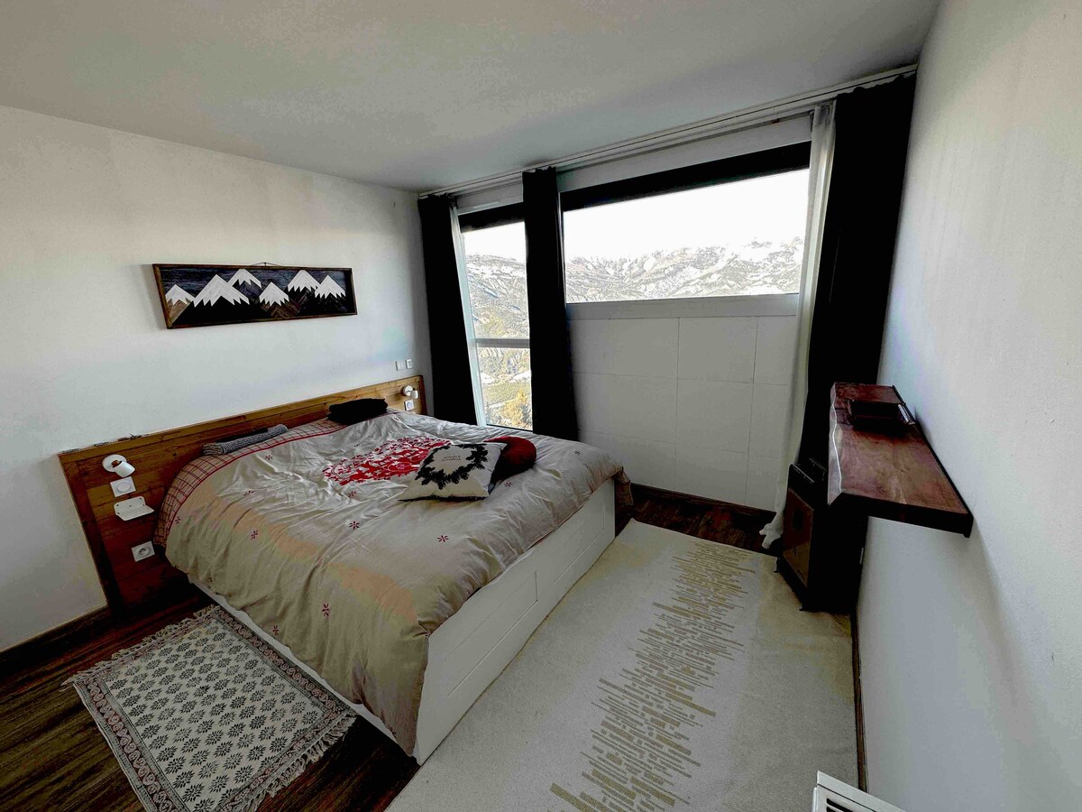 إطلالة على غرفة سرير برشلونة 
160 × 200