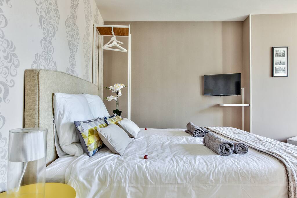 The bedroom is very spacious with wifi , tv cable