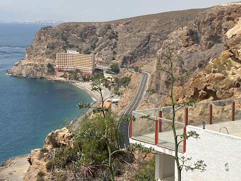 Apartamento colgado de un acantilado junto al mar