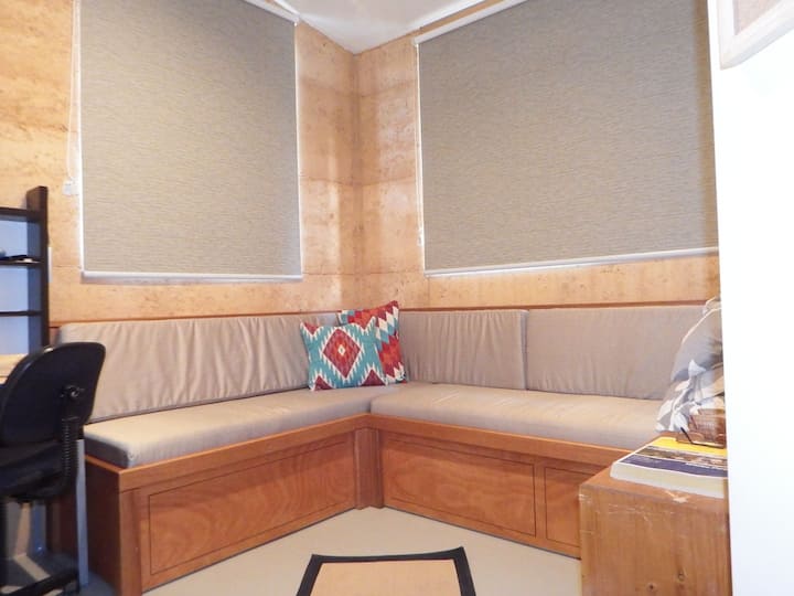 Кабинет/детска спалня. Две тесни кушетки.