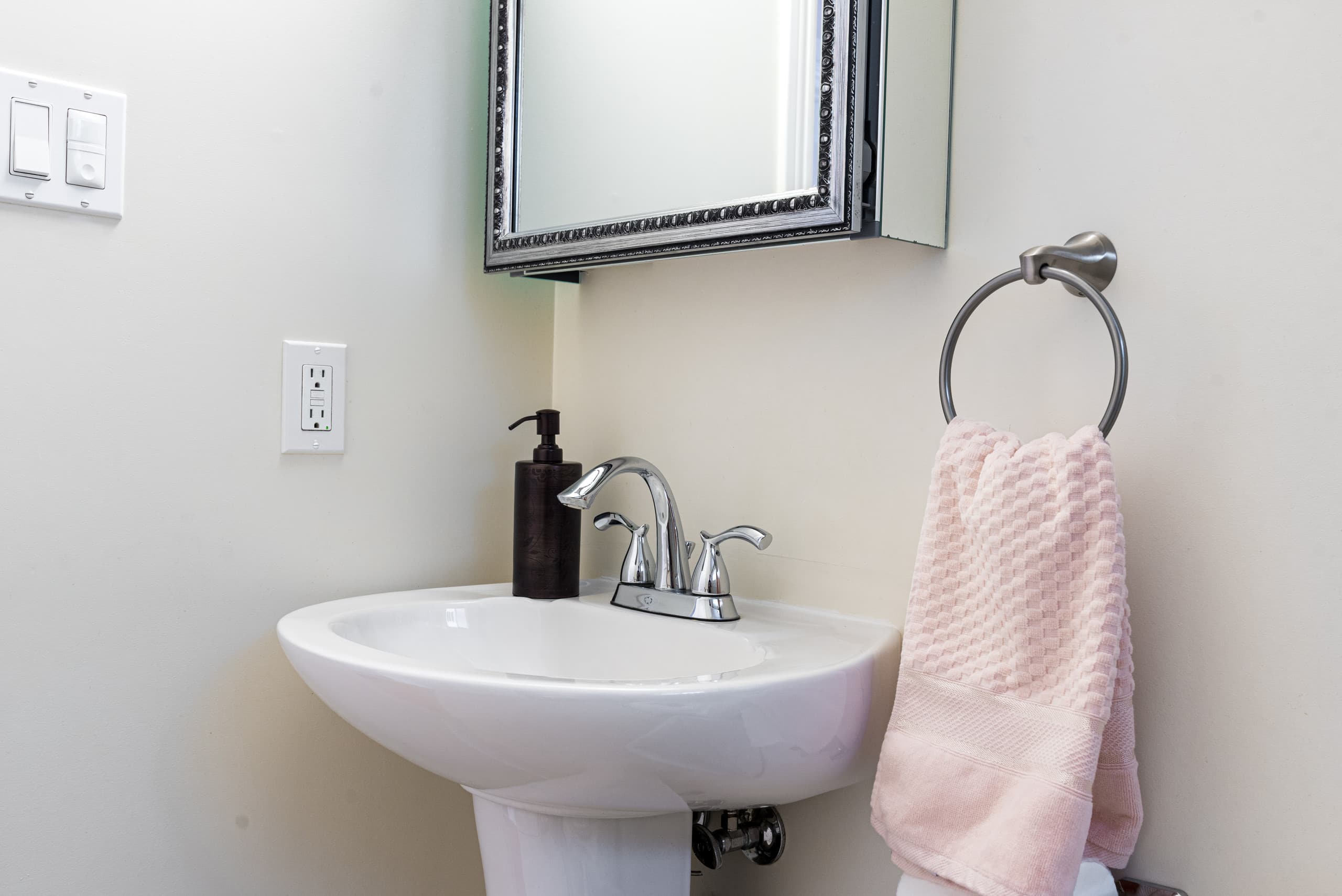 Relaxed 3B/2Ba Home with Private Parking - Image 13