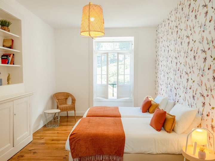 Chambre Terracota, composée de deux lits simples et d'une penderie.
