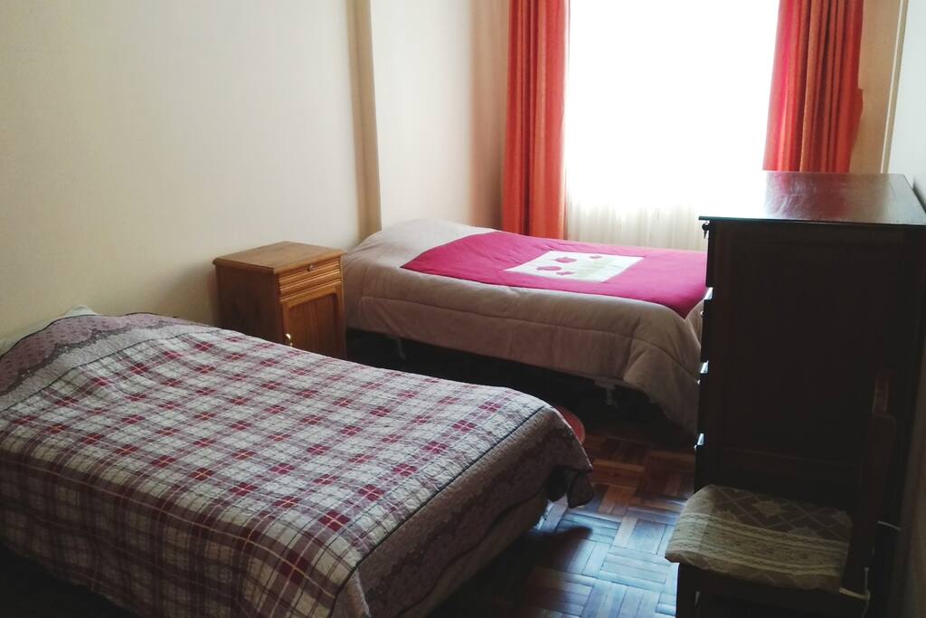 Vista de la habitación desde la puerta.