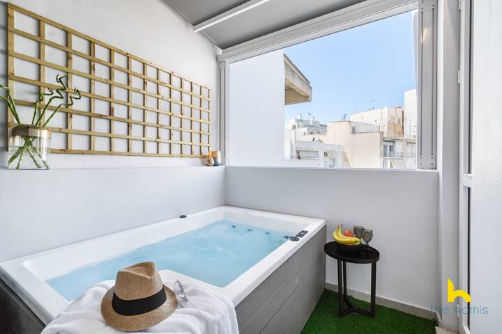 Stunning Top-Floor Duplex w/ Outdoor Jacuzzi!