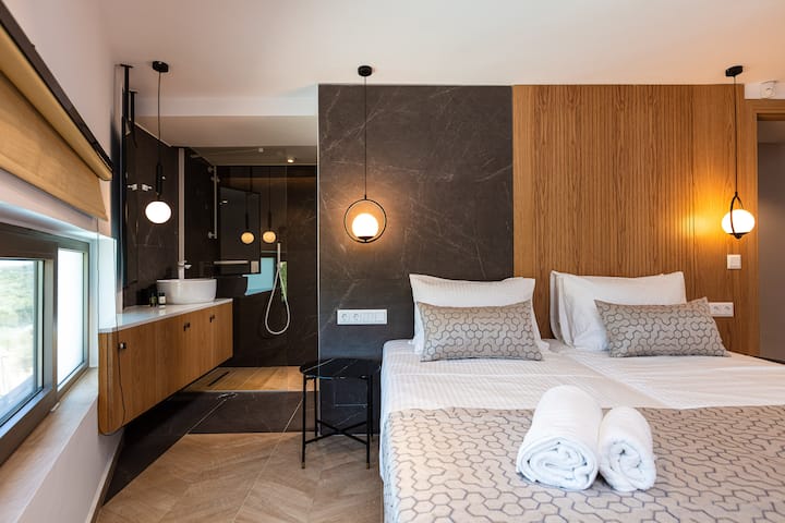 Pohodlie spálne na prvom poschodí s vlastnou kúpeľňou so sprchovacím kútom. 