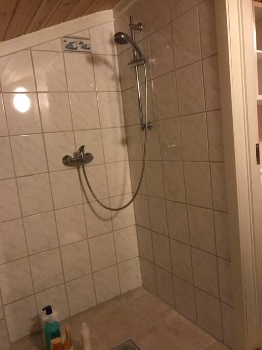 Dusj på lite baderom