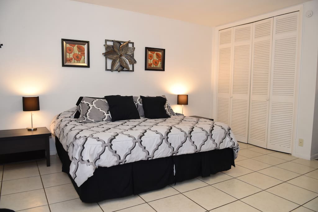 Beds shown in "King" configuration. (Beds can separate to 2 Twins.)