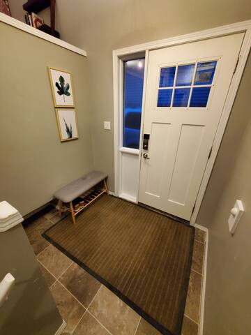 Modern 5brm 2bth quiet area close to downtown gallery image 4