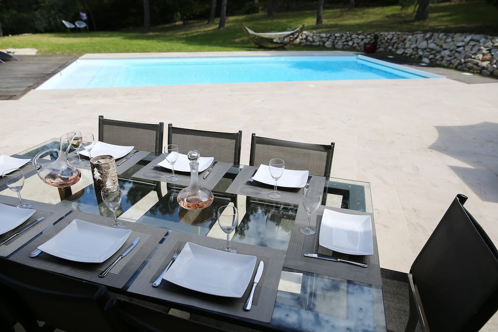 Partagez un bon repas tous ensemble et prolongez la soirée sur la terrasse, la piscine s'eclaire c'est magique