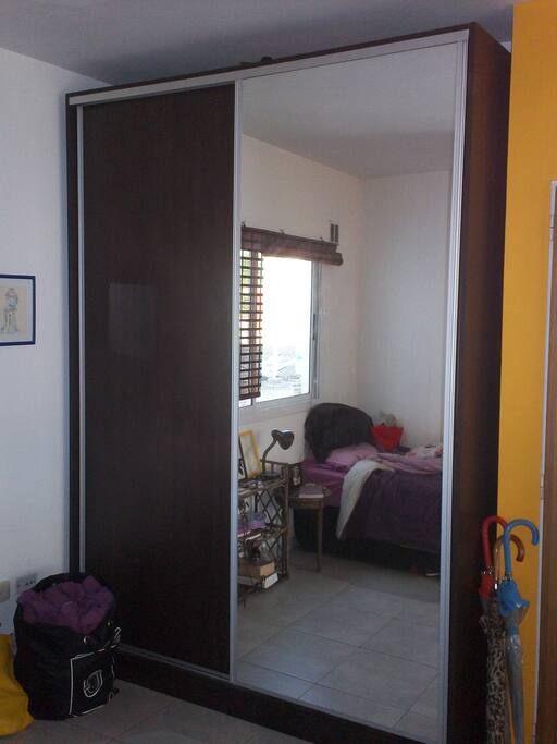 Armario del piso al techo con espejo integrado.