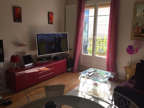 Top Airbnb: 2 bedroom flat with balcony in Levallois Perret à Levallois Perret