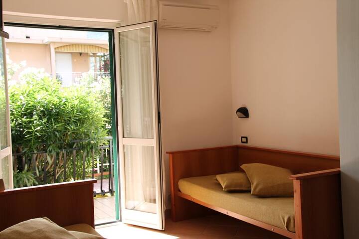 One Double-bedroom Accomodation With Fine Terrace - Pietra Ligure
