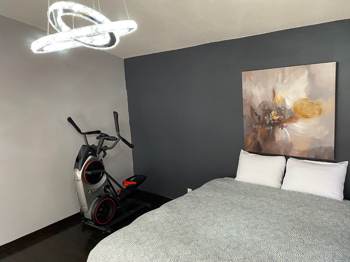 חדר שינה תחתון עם מכונה אליפטית לאימון ביתי נהדר!
