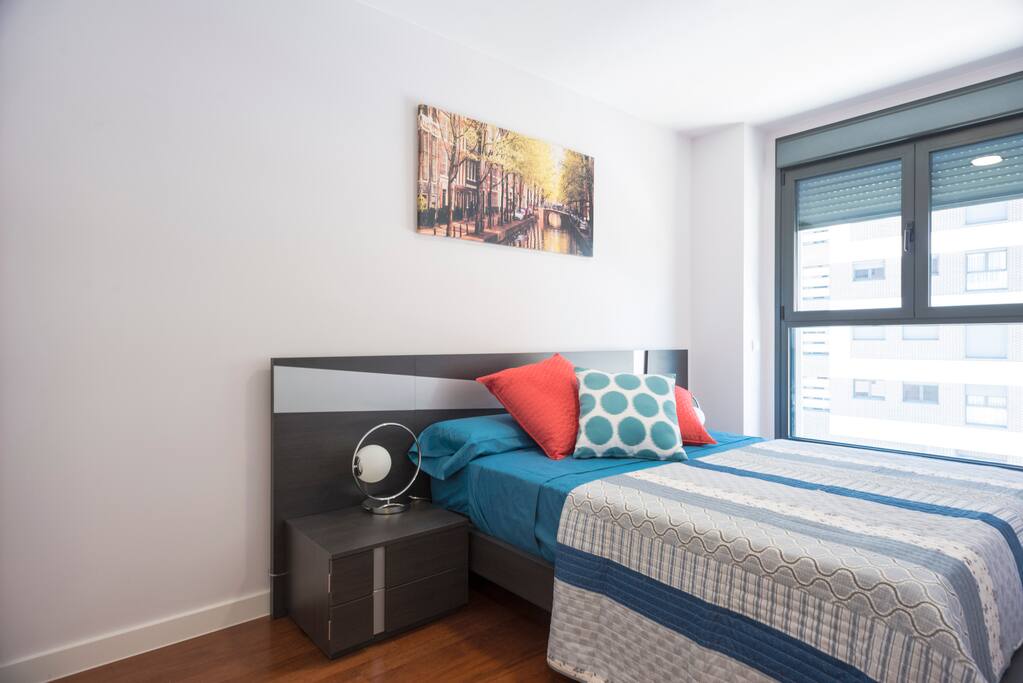 Habitación principal muy luminosa con cama amplia de dos plazas.