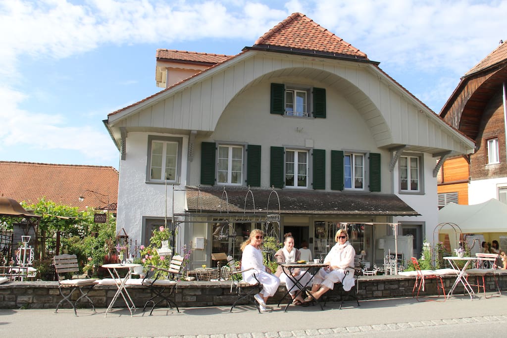 Das Haus von der Strasse aus gesehen.