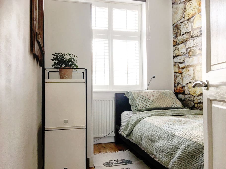 Very small and warm newly decorated single bedroom ( you will like it :))with tiny space for your PC.Quilted bedspread keeps your extra warm .Fresh bedding and towels .A small LED light will allow you to read while lying. Wardrobe to arrange your clothes