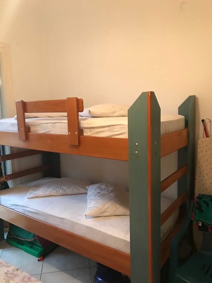 Kitanda cha ghorofa ya watoto