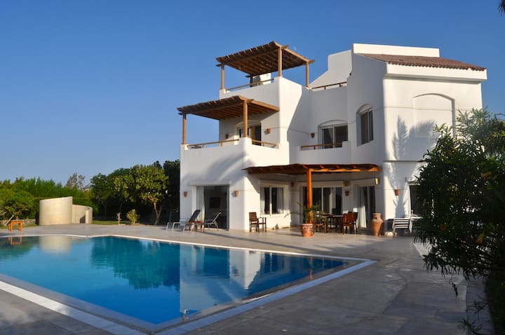 Villa with 5 bed & 4 bath / private pool