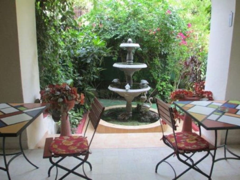 Terraza techada, al frente de la casa