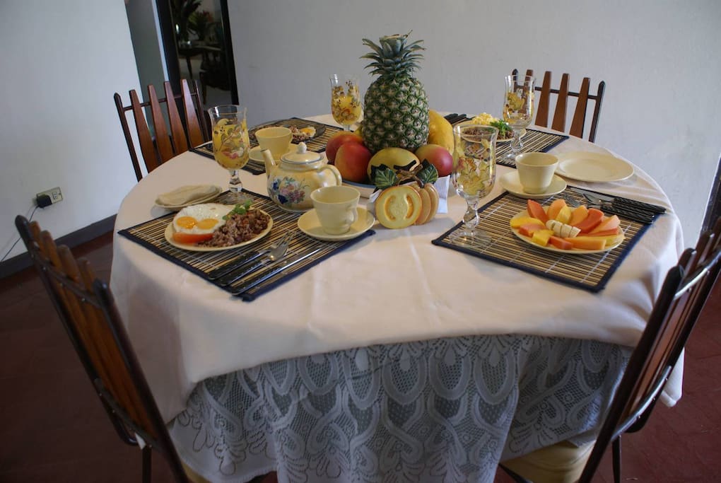 Complete typical Costa Rican breakfast: fruit plate, gallo pinto y huevos, orange juice, and coffee