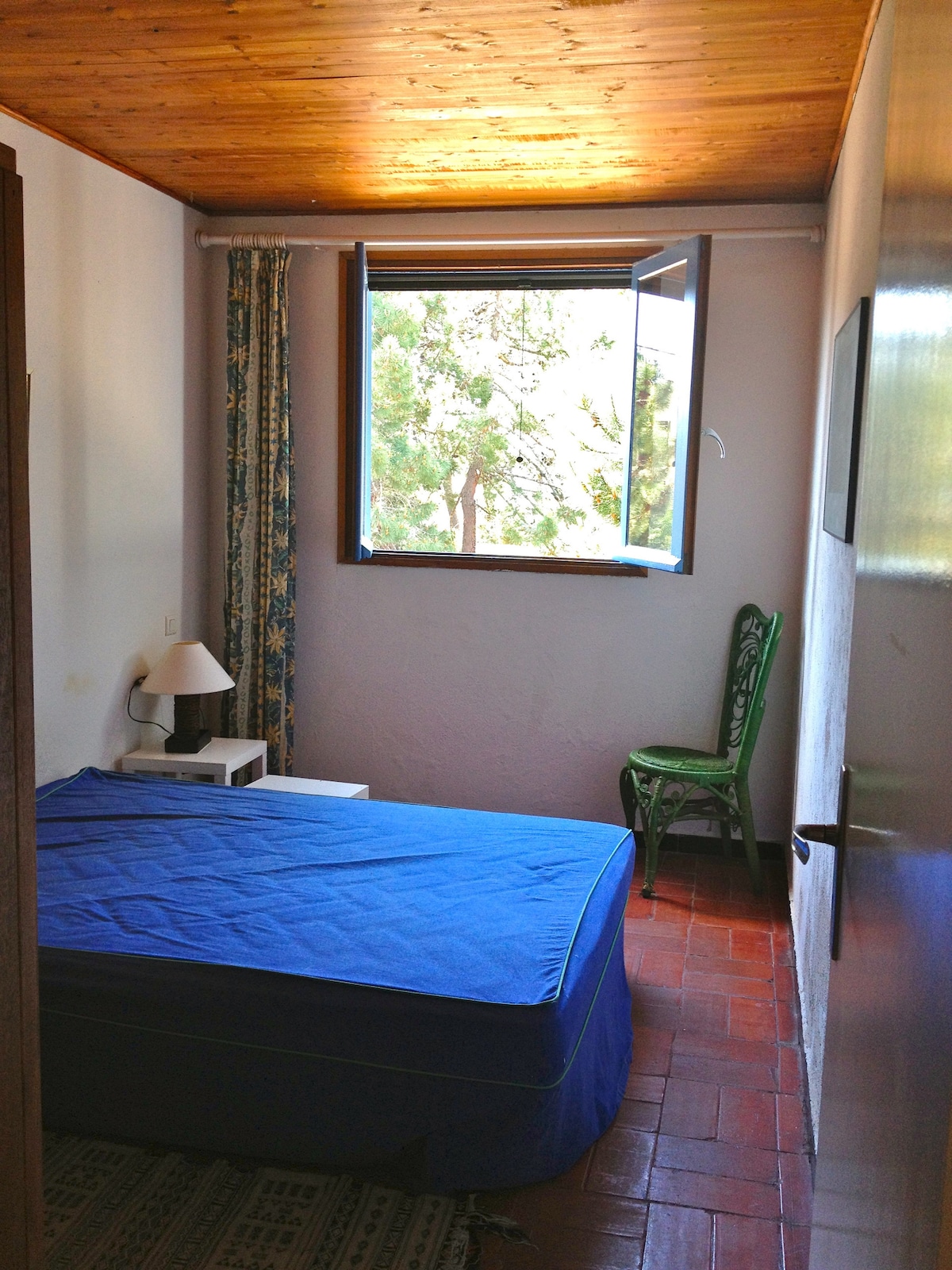 Спална соба 2 - брачен кревет (широк 150 - 179 см)