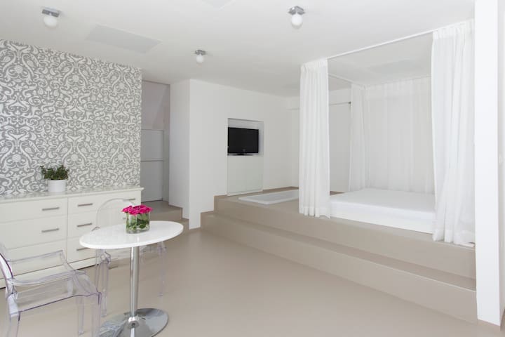 Piece of Cake, central studio