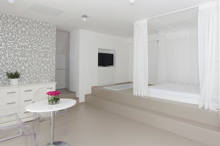 Piece of Cake, central studio