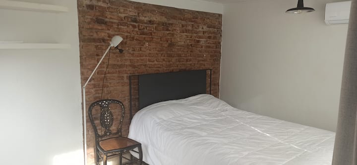 Cuarto dormitorio, cama tamaño queen