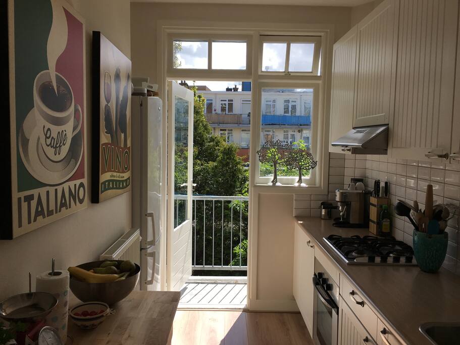 Fully equipped kitchen with acces to the balcony