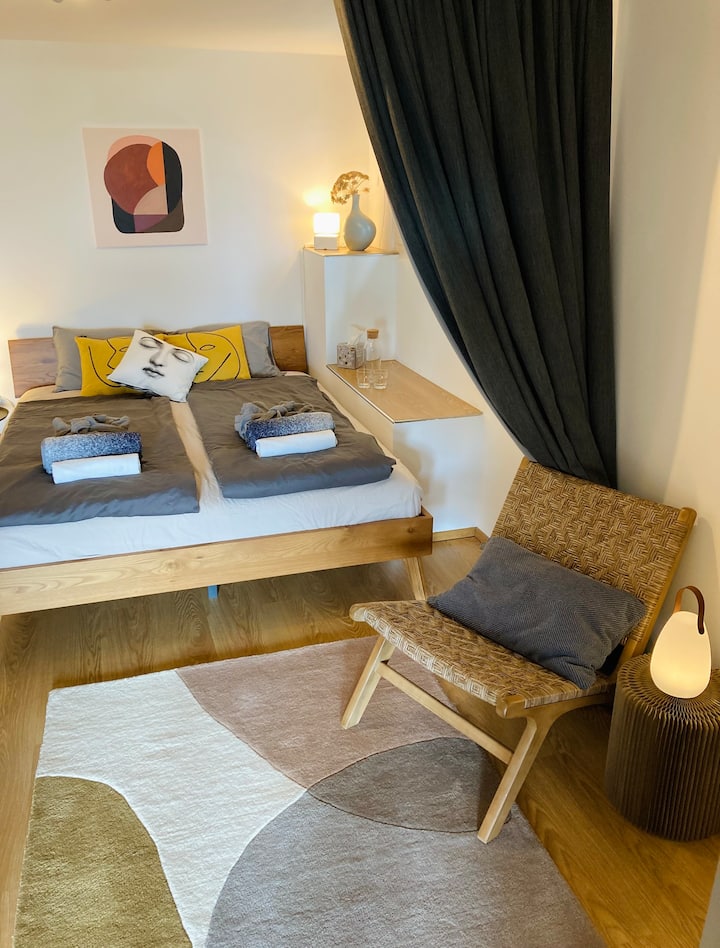 Druhá spálňa na prízemí s prístupom do kúpeľne