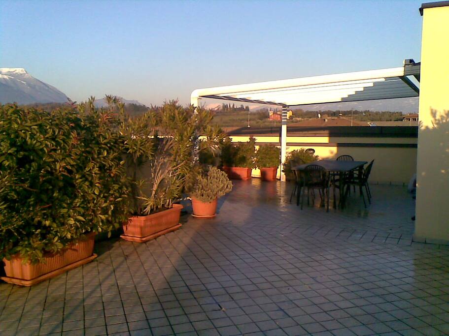 ampio terrazzo con tenda automatica