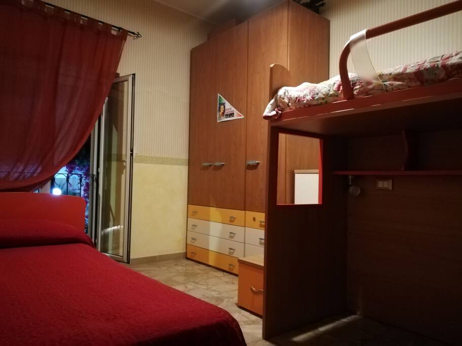 Camera da letto fornita di armadio e due letti singoli.