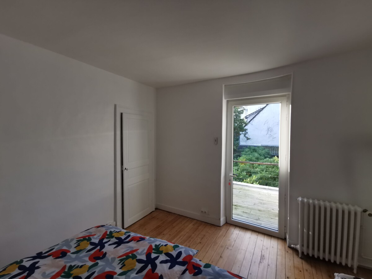 Dhomë gjumi Kati 1 2 krevate tek + tarracë