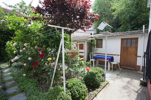 Nice Apt. w/ garden nearby metro