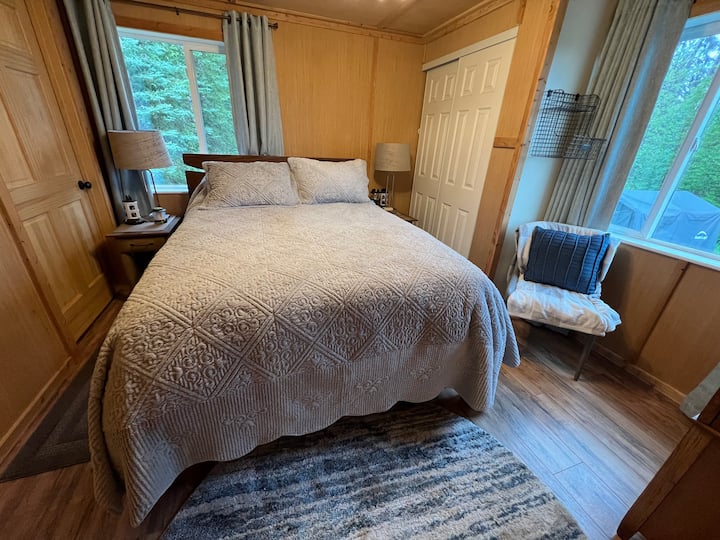 Nouveau lit Queen Size Luxury Inte avec base réglable pour une nuit de sommeil reposante. Le linge de lit est fourni.