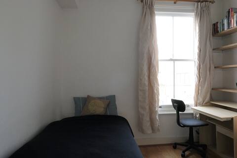 Cosy single room in Victorian house near central