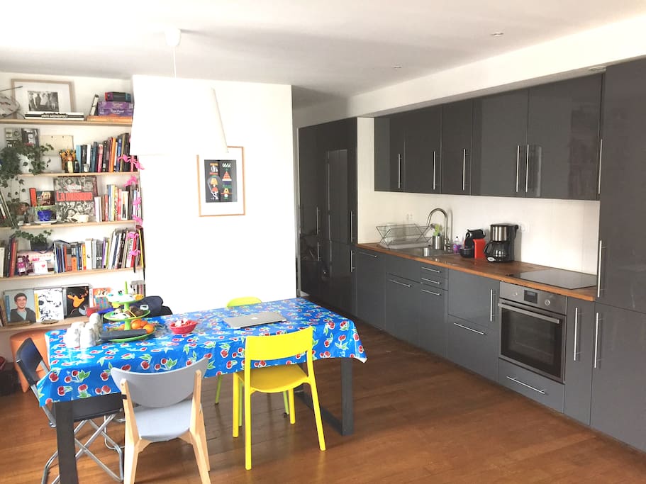 Le living, table à manger + cuisine