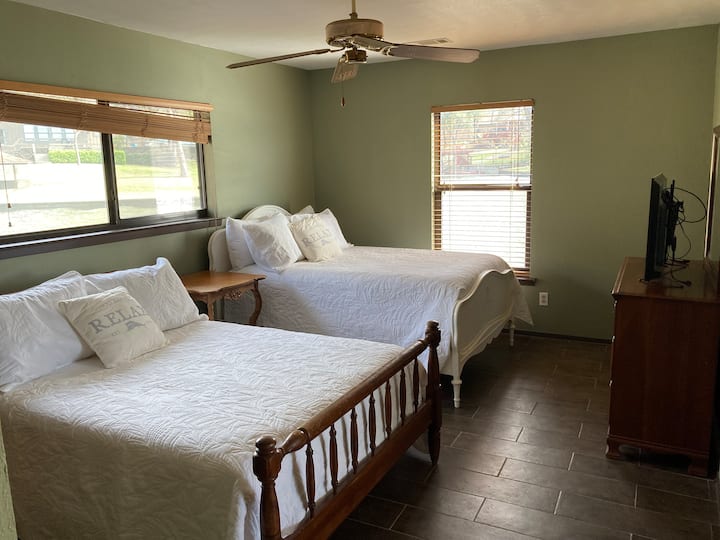 יחידת דיור נפרדת (חדר שינה 5).  שתי מיטות מלאות.