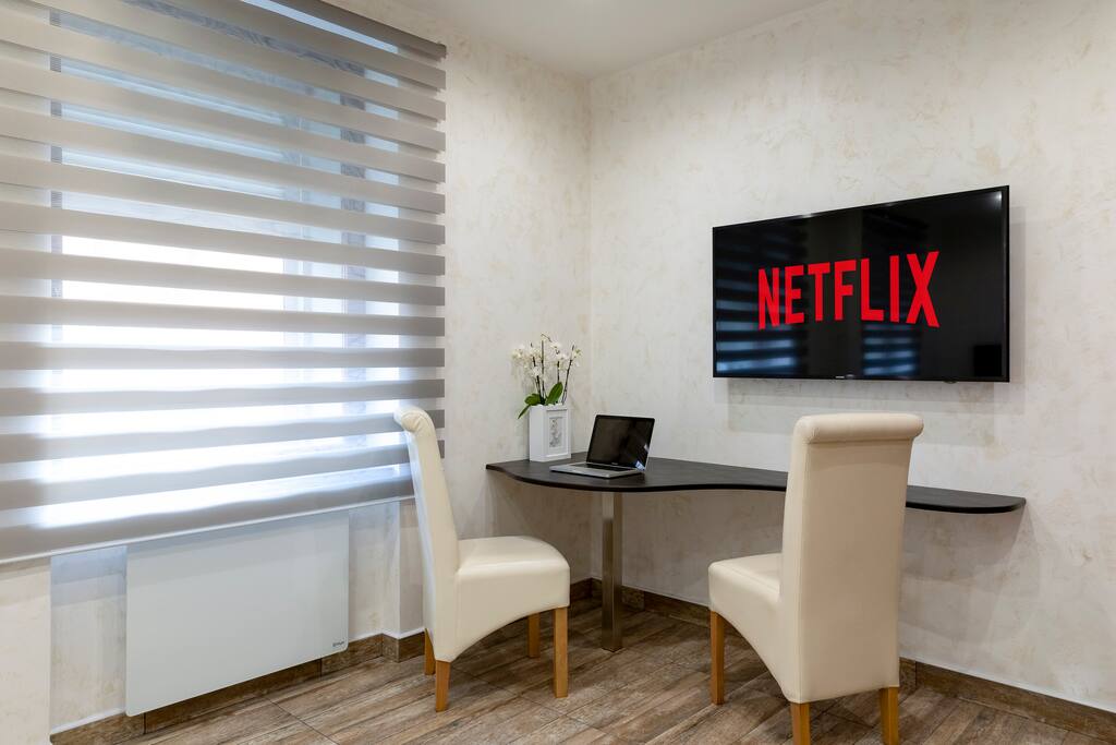 Work&eat area / Netflix