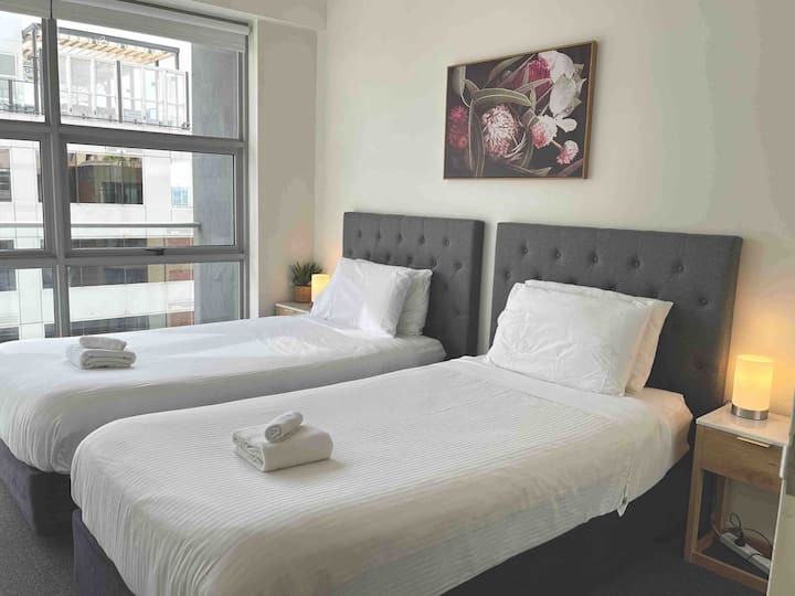 Vitanda viwili katika chumba cha pili cha kulala. 