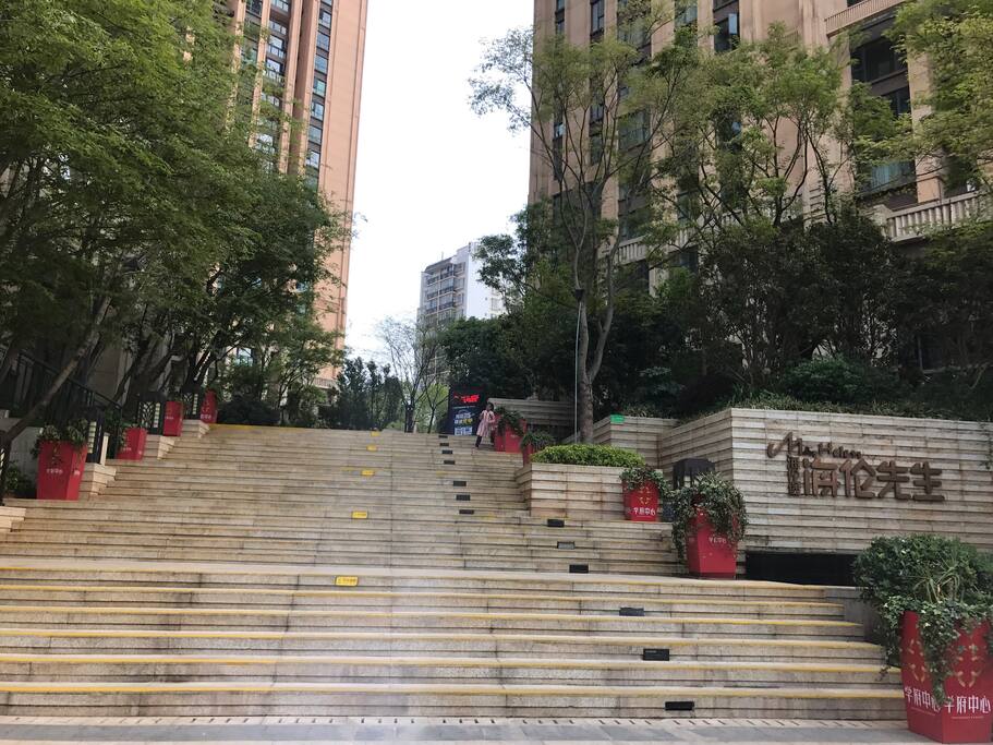 小区只有三栋,入口就在学府路边上很好找