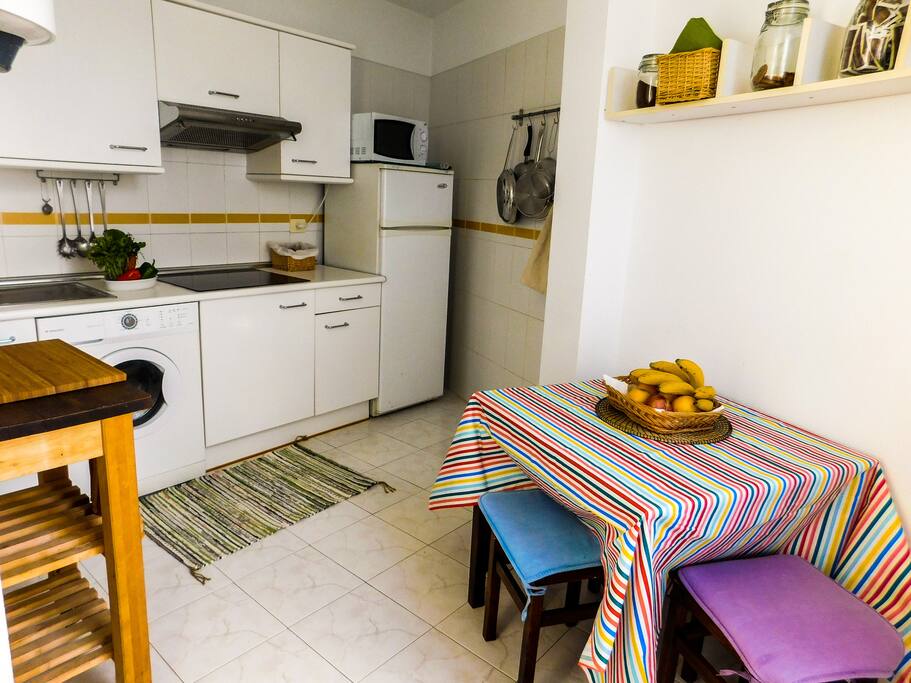 Desayuna en la acogedora cocina desde un acantilado