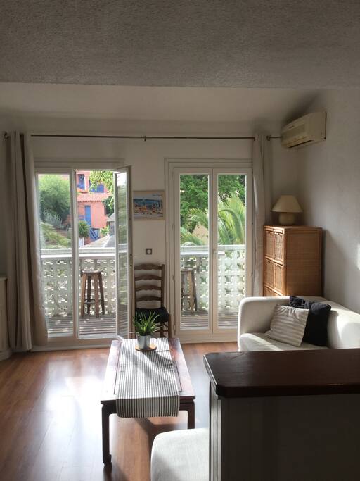 salon confortable avec tv