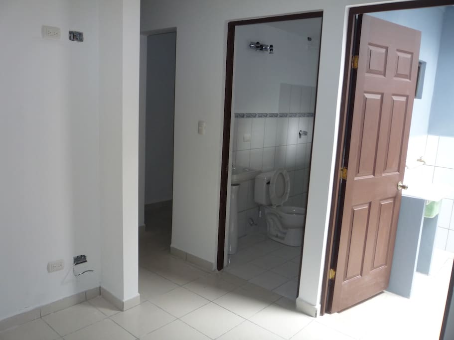 Vista de entrada al closet, baño y patio.