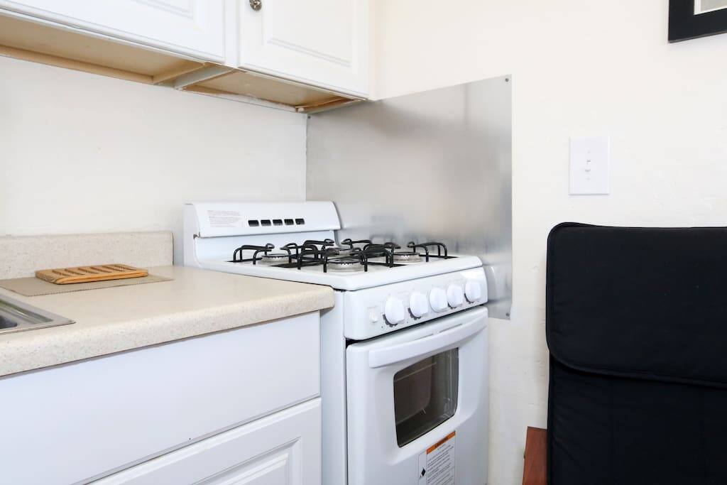 small little basic kitchen, some essentials like plates and silverware but nothing fancy.