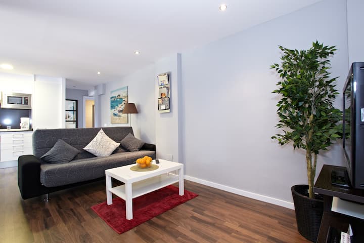 Bright Cosy Apartment-beach8 mins!