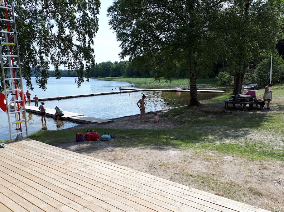 Just five minutes walk from the house there is a popular bathingarea by the lakeside of lake Hällungen.