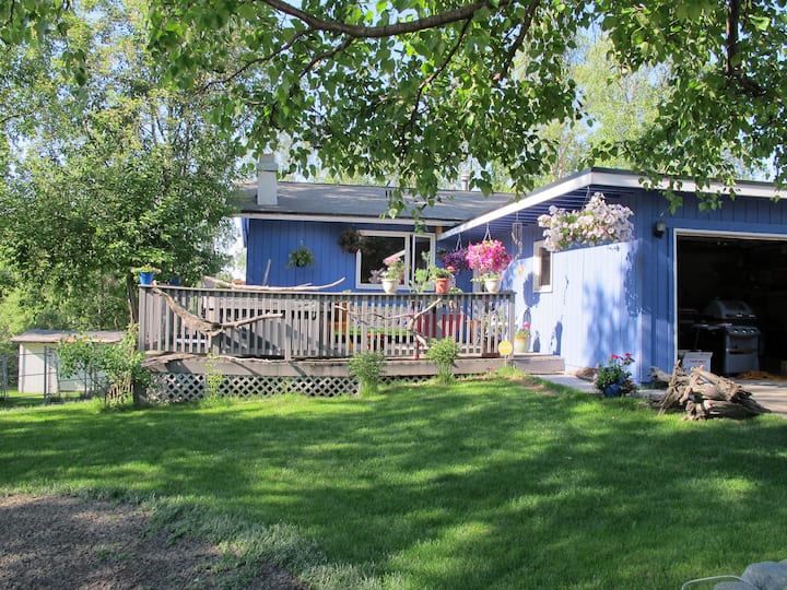 Quiet East Anchorage -2 bed/1 bath/living area