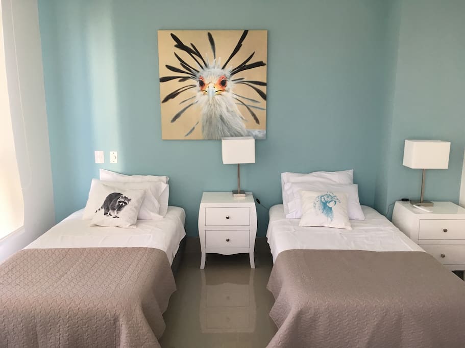 Habitación con posibilidades múltiples de acomodación, de hasta tres camas sencillas. baño y walking closeth y vista al mar
