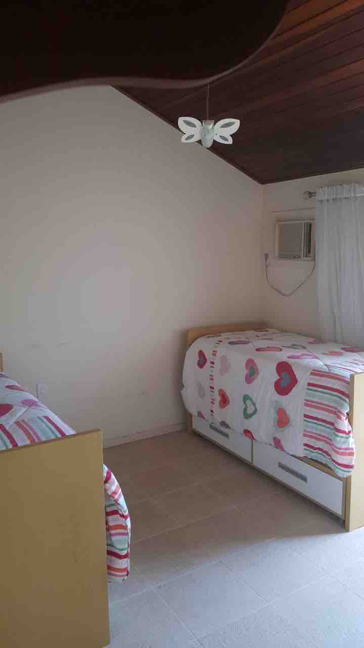 Jednolôžkový apartmán na 2 poschodí so 4 lôžkami, šatníkom a balkónom.